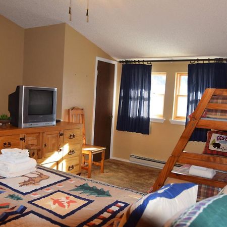 Claim Jumper Townhouse 16 - On The River - Across From The Fishing Ponds - In Town - Near The Ski Area - Fireplace - Wifi - Sate Red River Eksteriør bilde