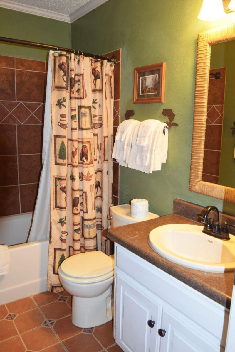 Claim Jumper Townhouse 16 - On The River - Across From The Fishing Ponds - In Town - Near The Ski Area - Fireplace - Wifi - Sate Red River Eksteriør bilde