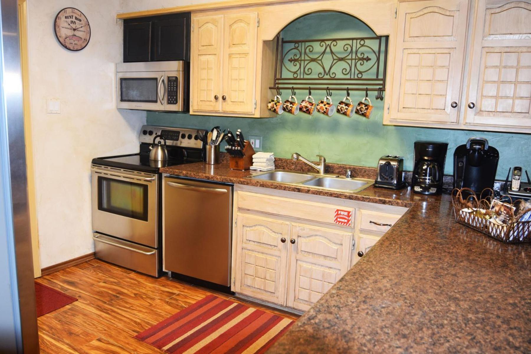 Claim Jumper Townhouse 16 - On The River - Across From The Fishing Ponds - In Town - Near The Ski Area - Fireplace - Wifi - Sate Red River Eksteriør bilde