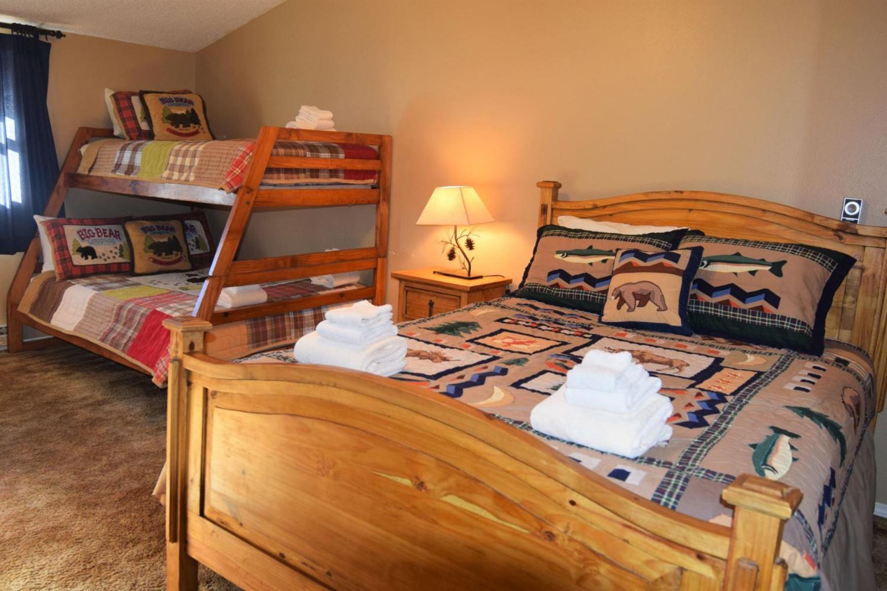 Claim Jumper Townhouse 16 - On The River - Across From The Fishing Ponds - In Town - Near The Ski Area - Fireplace - Wifi - Sate Red River Eksteriør bilde