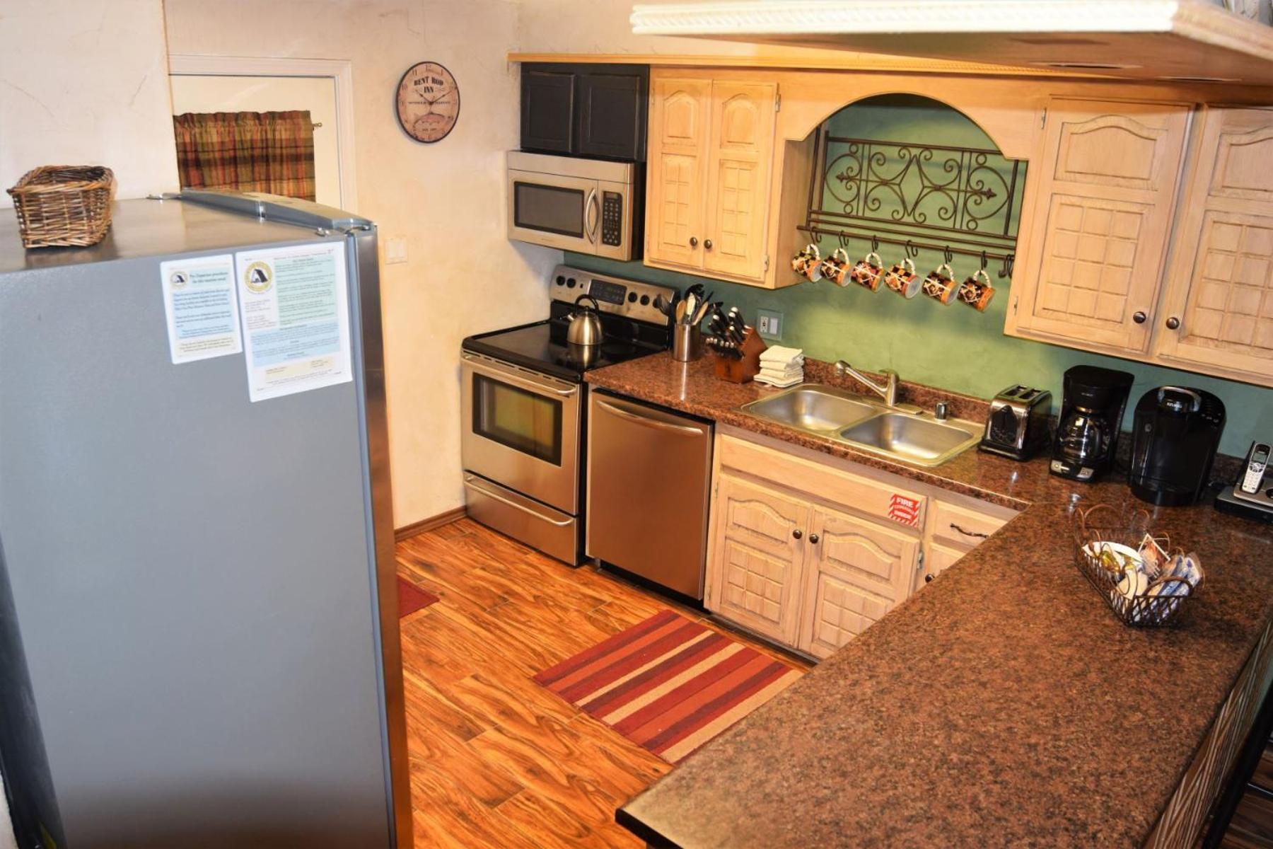 Claim Jumper Townhouse 16 - On The River - Across From The Fishing Ponds - In Town - Near The Ski Area - Fireplace - Wifi - Sate Red River Eksteriør bilde